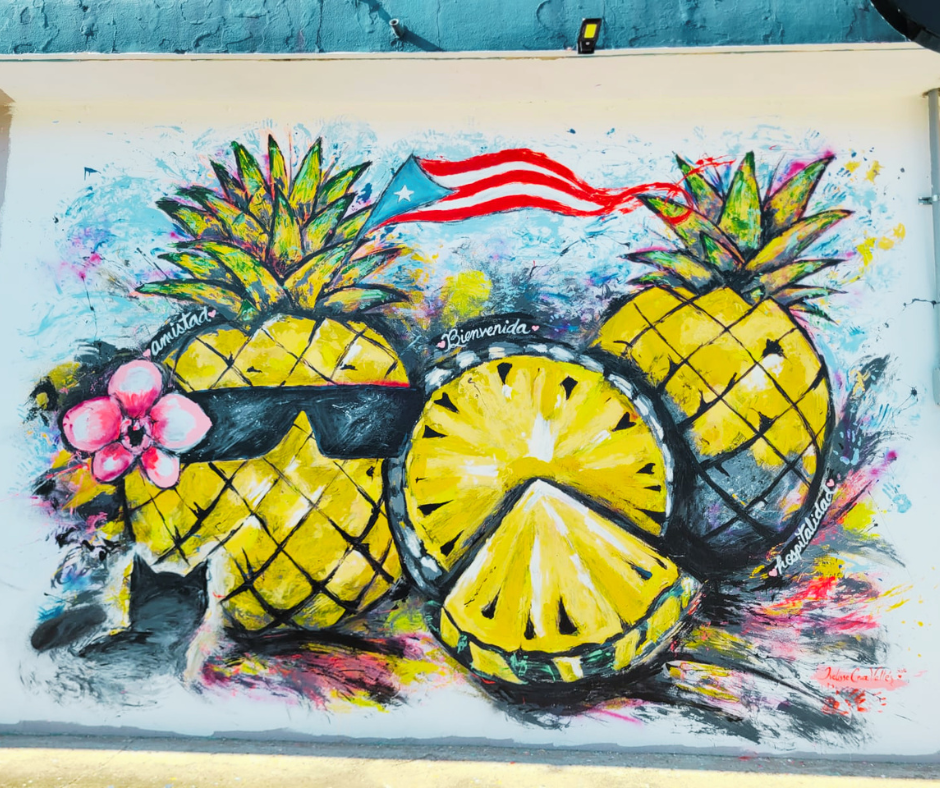 Mural de piñas con la bandera de Puerto Rico, obra de Arte Pal' Corrillo